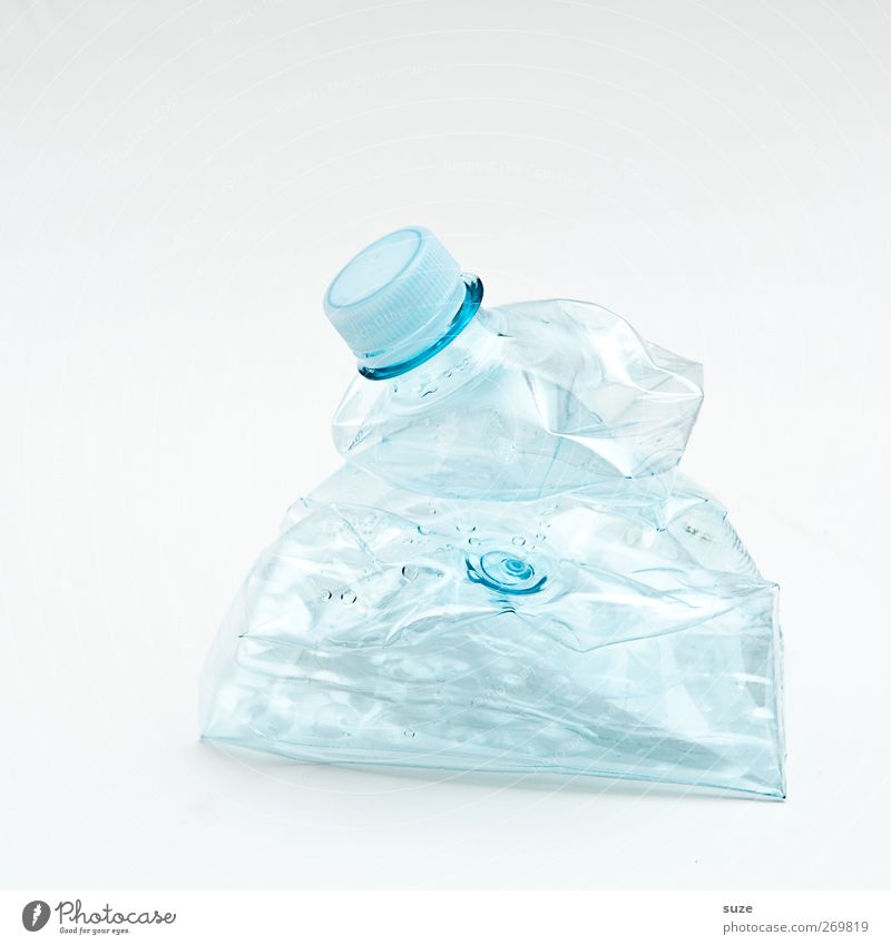 Stockmüll Flasche Umwelt Kunststoff hell kaputt Sauberkeit Umweltschutz Recycling Pfandflasche hell-blau Klarheit Müll Müllverwertung leer Verpackung