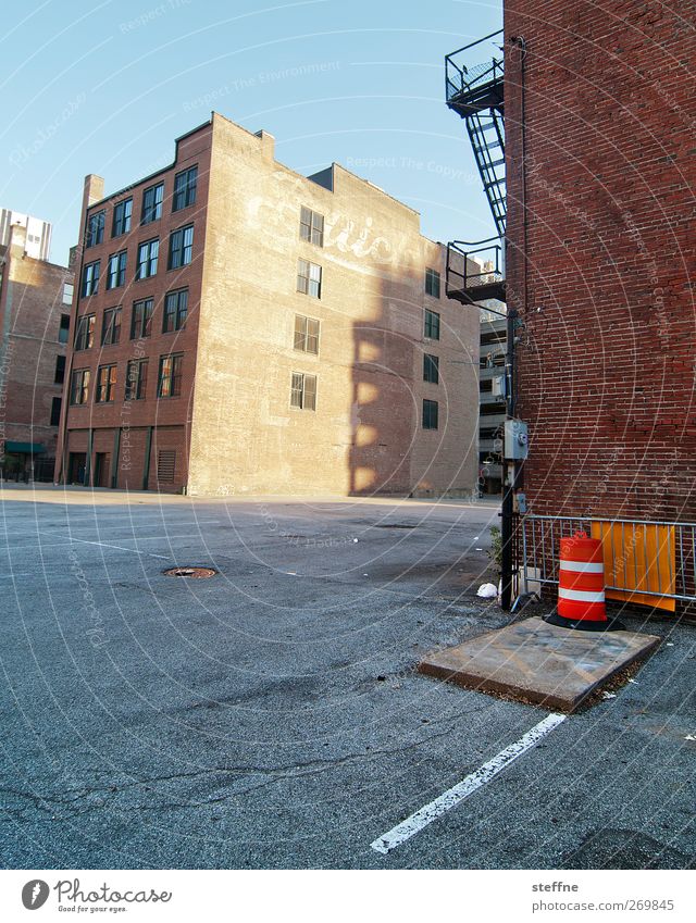 vorne grade, hinten schief st. louis USA Stadt Stadtrand Fabrik Mauer Wand Treppe Fassade Straße Parkplatz trendy historisch Farbfoto Außenaufnahme