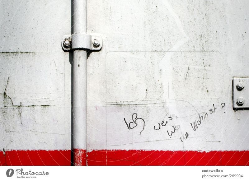 ich weiß wo du wohnst Mauer Wand Fassade Schriftzeichen Graffiti trashig Stadt rot Rache Angst Kommunizieren skurril Verfall Abflussrohr bedrohlich Handschrift