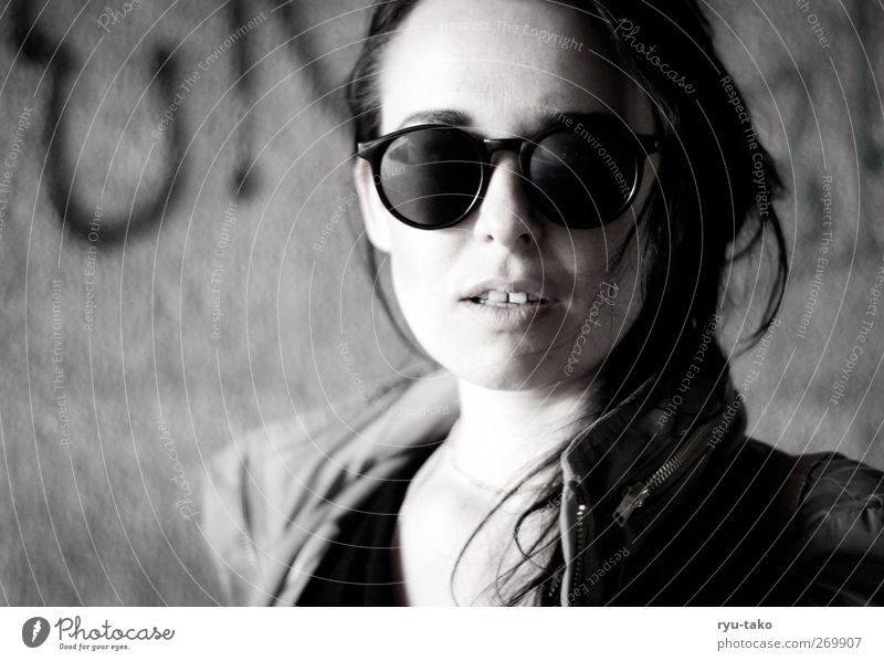 urban chic(k) feminin Junge Frau Jugendliche 1 Mensch 18-30 Jahre Erwachsene Jacke Sonnenbrille Haare & Frisuren schwarzhaarig langhaarig Blick Coolness heiß