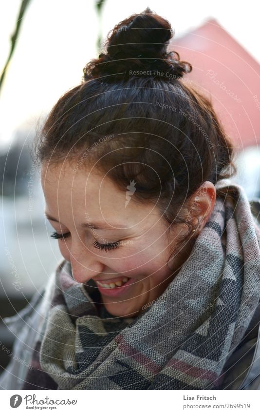 FRAU - DUTT - LACHEN - BLICK NACH UNTEN Frau Erwachsene 1 Mensch 18-30 Jahre Jugendliche Schal brünett Dutt lachen Blick Coolness Freundlichkeit Glück lustig