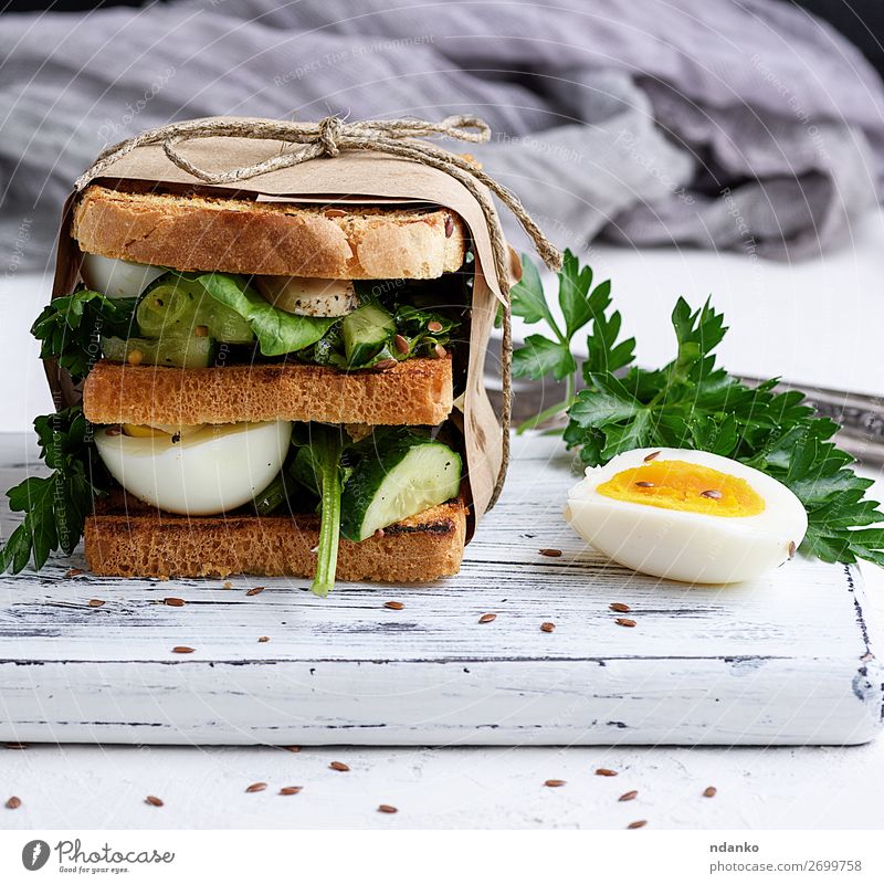 Sandwich aus French Toast und Salatblättern und gekochtem Ei Fleisch Gemüse Brot Frühstück Mittagessen Abendessen Vegetarische Ernährung Gesunde Ernährung Tisch