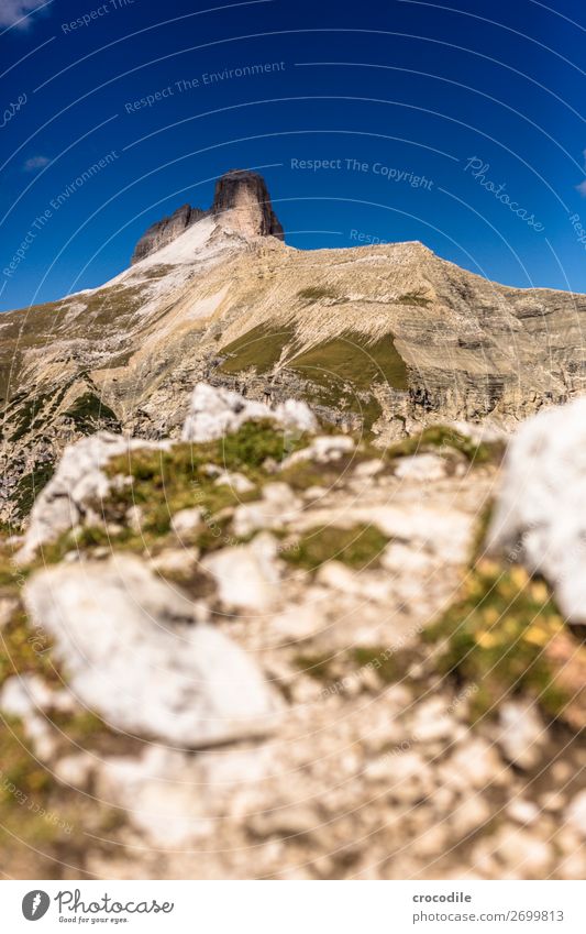 # 831 Drei Zinnen Dolomiten Sextener Dolomiten Weltkulturerbe Hochebene Farbfoto wandern Fußweg Gipfel Bergsteigen Alpen Berge u. Gebirge Schönes Wetter Wiese