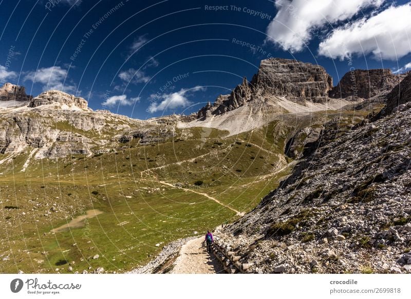 # 827 Drei Zinnen Dolomiten Sextener Dolomiten Weltkulturerbe Hochebene Farbfoto wandern Fußweg Gipfel Bergsteigen Alpen Berge u. Gebirge Schönes Wetter Wiese