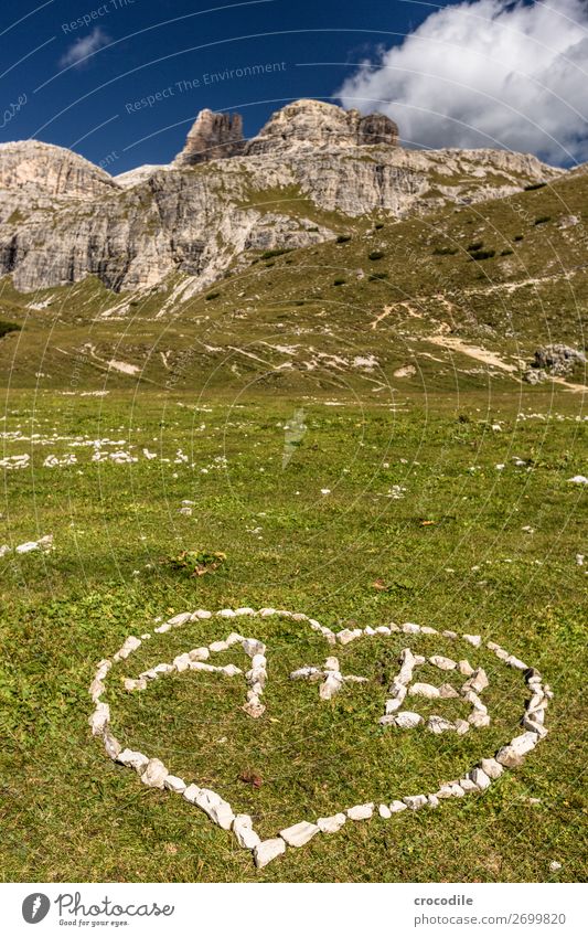 # 833 Drei Zinnen Dolomiten Sextener Dolomiten Weltkulturerbe Hochebene Farbfoto wandern Fußweg Gipfel Bergsteigen Alpen Berge u. Gebirge Schönes Wetter Wiese