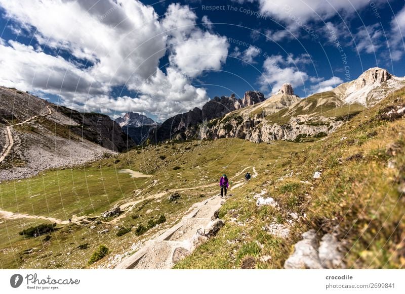 # 792 Drei Zinnen Dolomiten Sextener Dolomiten Weltkulturerbe Hochebene Farbfoto wandern Fußweg Gipfel Bergsteigen Alpen Berge u. Gebirge Schönes Wetter Wiese