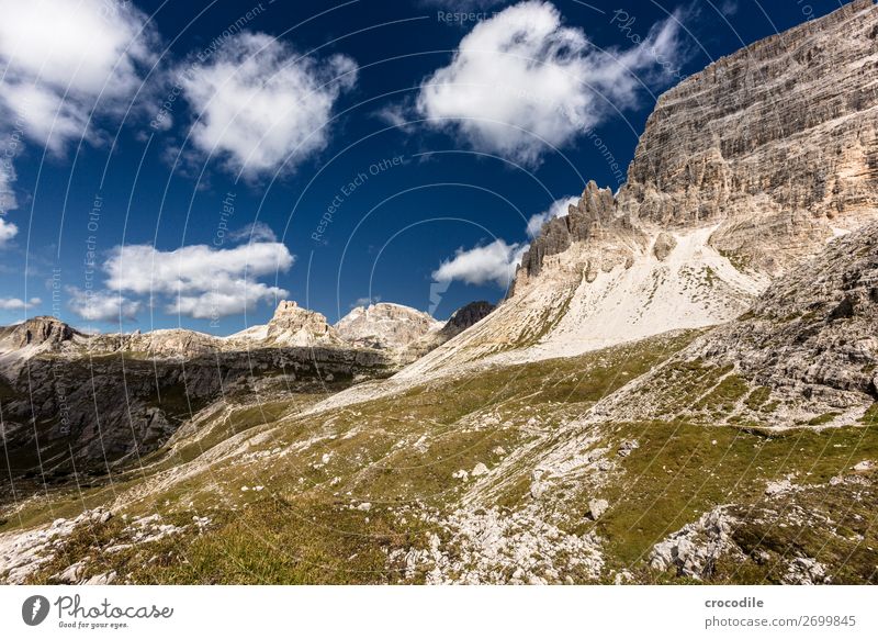 # 807 Drei Zinnen Dolomiten Sextener Dolomiten Weltkulturerbe Hochebene Farbfoto wandern Fußweg Gipfel Bergsteigen Alpen Berge u. Gebirge Schönes Wetter Wiese