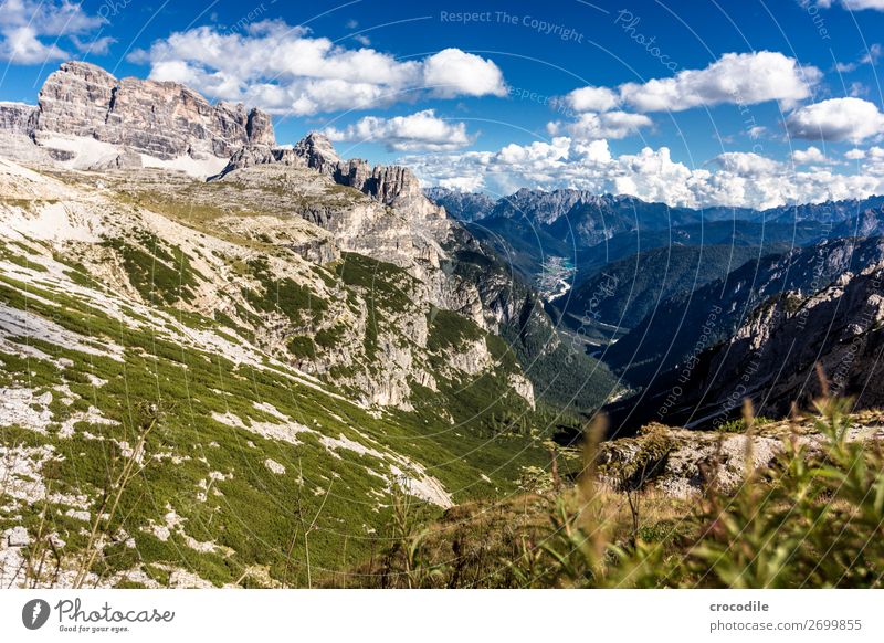 799 Drei Zinnen Dolomiten Sextener Dolomiten Weltkulturerbe Hochebene Farbfoto wandern Fußweg Gipfel Bergsteigen Alpen Berge u. Gebirge Schönes Wetter Wiese