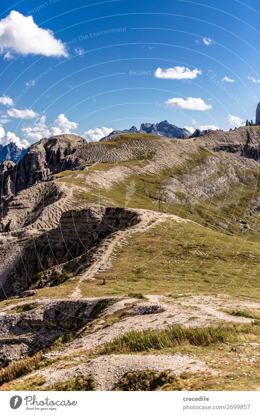 # 815 Drei Zinnen Dolomiten Sextener Dolomiten Weltkulturerbe Hochebene Farbfoto wandern Fußweg Gipfel Bergsteigen Alpen Berge u. Gebirge Schönes Wetter Wiese