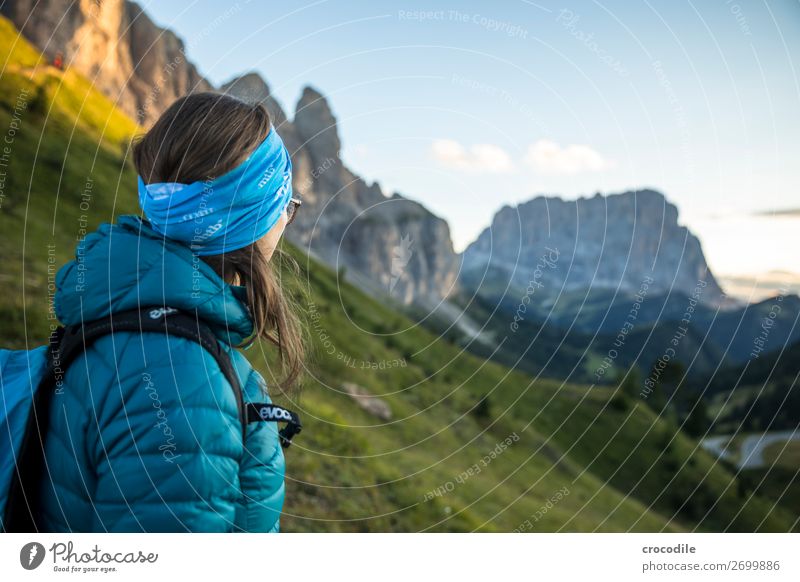 Dolomiten Hochebene Farbfoto wandern Fußweg Gipfel Bergsteigen Alpen Berge u. Gebirge Schönes Wetter Wiese Sommer Klettern Wolken Grödener Joch pass