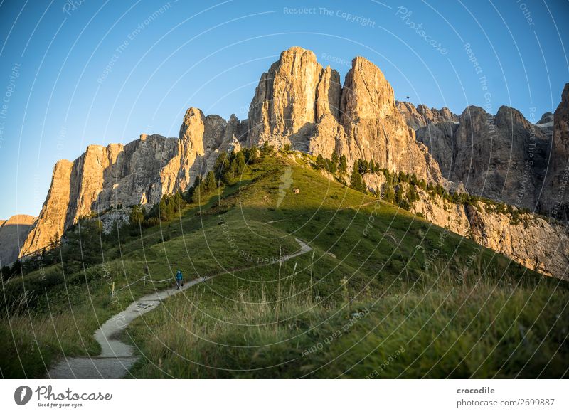 Grödenerjoch mit Blick zum Brunecker Turm Grödener Joch Berge u. Gebirge Dolomiten Südtirol Bergstraße roadtrip Sonnenuntergang Idylle Sommerurlaub wandern