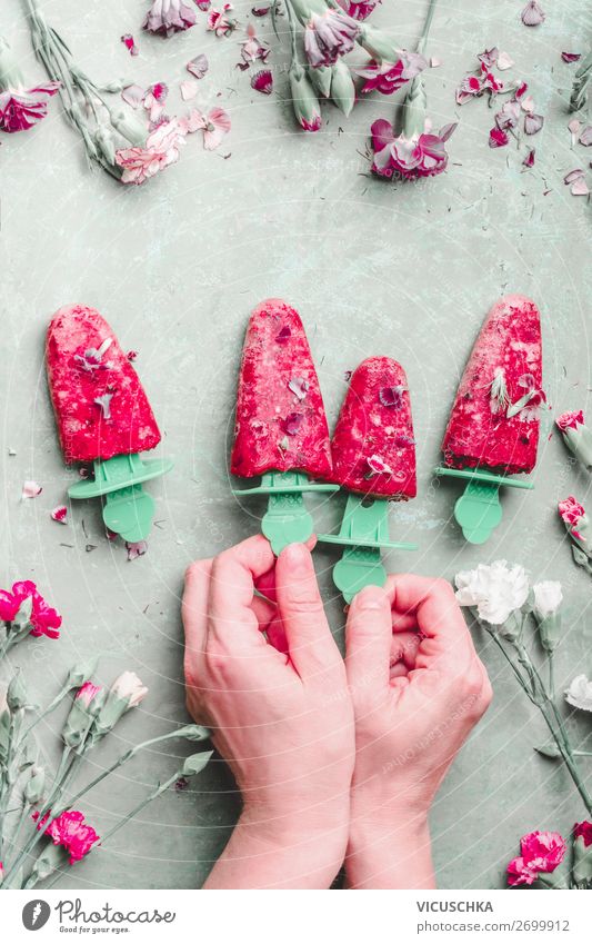 Hände mit selbstgemachten Eis am Stiel Lebensmittel Frucht Dessert Ernährung Stil Design Gesundheit Gesunde Ernährung Sommer feminin Hand rosa Lollipop Snack