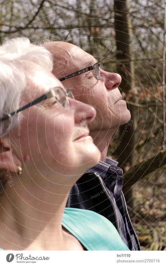 Senioren genießen Frühlingssonne harmonisch Wohlgefühl Zufriedenheit Sinnesorgane Erholung ruhig Ausflug Mensch maskulin feminin Weiblicher Senior Frau