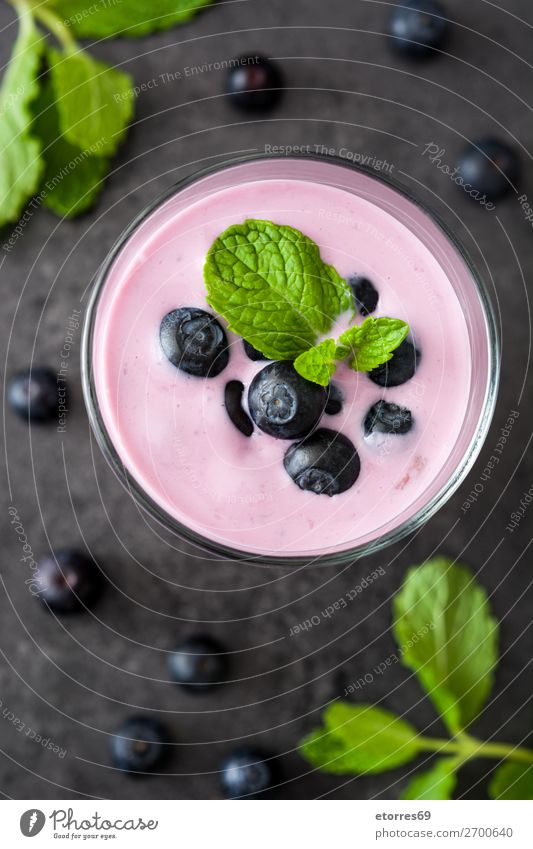 Heidelbeer-Smoothie oder Milchshake im Glas auf dunklem Tisch Blaubeeren Saft Frucht Beeren Gesundheit Gesunde Ernährung Lebensmittel Foodfotografie Getränk