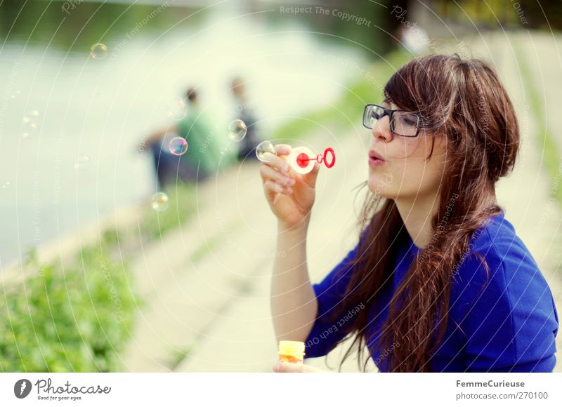 Blowing bubbles ... feminin Junge Frau Jugendliche Erwachsene 1 Mensch 18-30 Jahre Freizeit & Hobby Freude Seifenblase blasen Blase Paar Freundschaft Natur