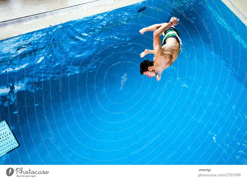 In der Luft hängen Freizeit & Hobby Sport Wassersport Schwimmbad Mensch maskulin Junger Mann Jugendliche 1 18-30 Jahre Erwachsene fallen springen Coolness