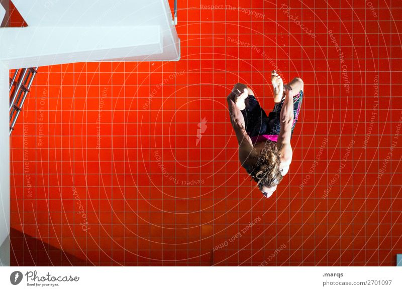 Tommy dreht (durch) Lifestyle Stil Schwimmbad Sport Wassersport Sportler Turmspringer Turmspringen Mensch maskulin 1 18-30 Jahre Jugendliche Erwachsene Mauer