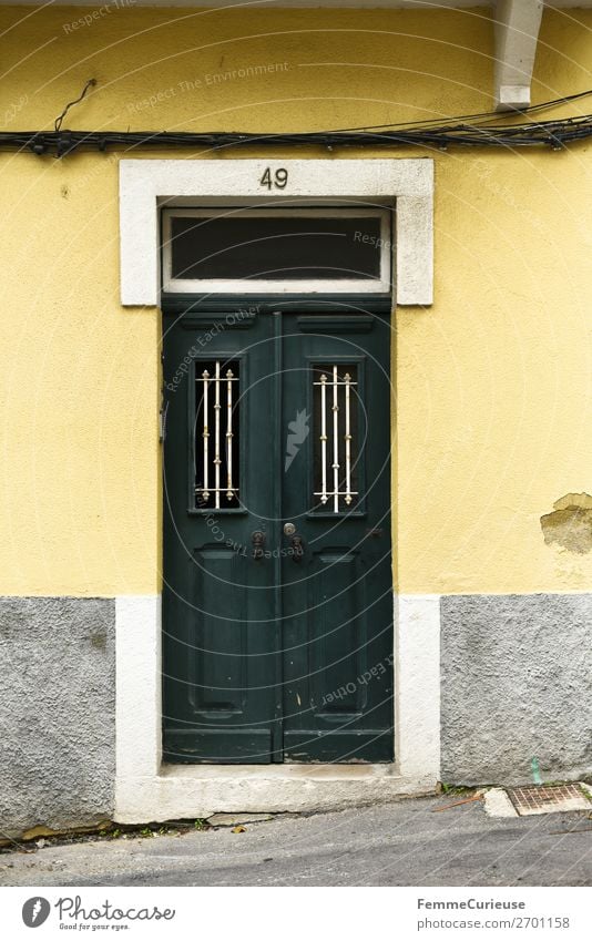 Door in Portugal Haus Ferien & Urlaub & Reisen Häusliches Leben Reisefotografie Tür Lissabon mehrfarbig grün gelb Farbfoto Außenaufnahme Zentralperspektive