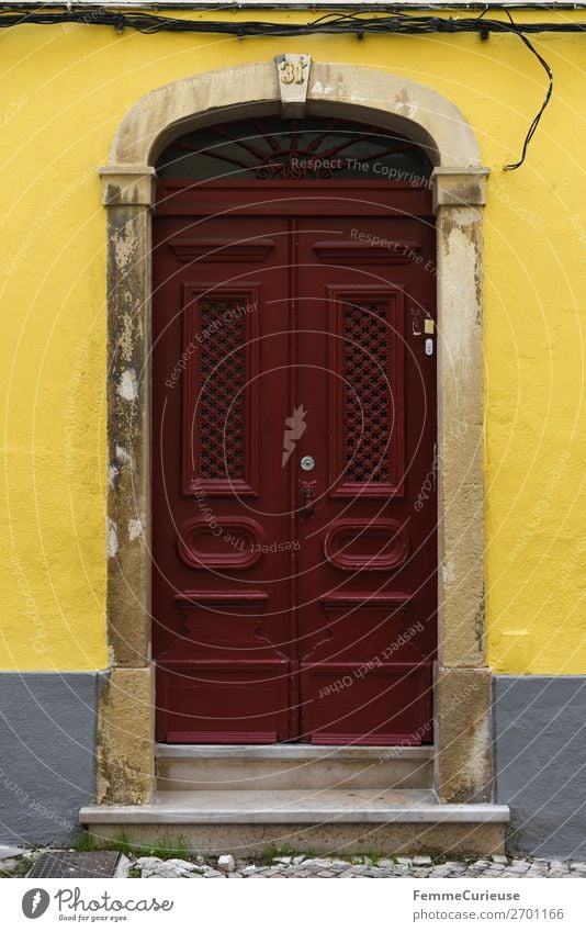 Door in Portugal Haus Ferien & Urlaub & Reisen Häusliches Leben Reisefotografie Tür Lissabon rot gelb mehrfarbig Fassade Farbfoto Außenaufnahme