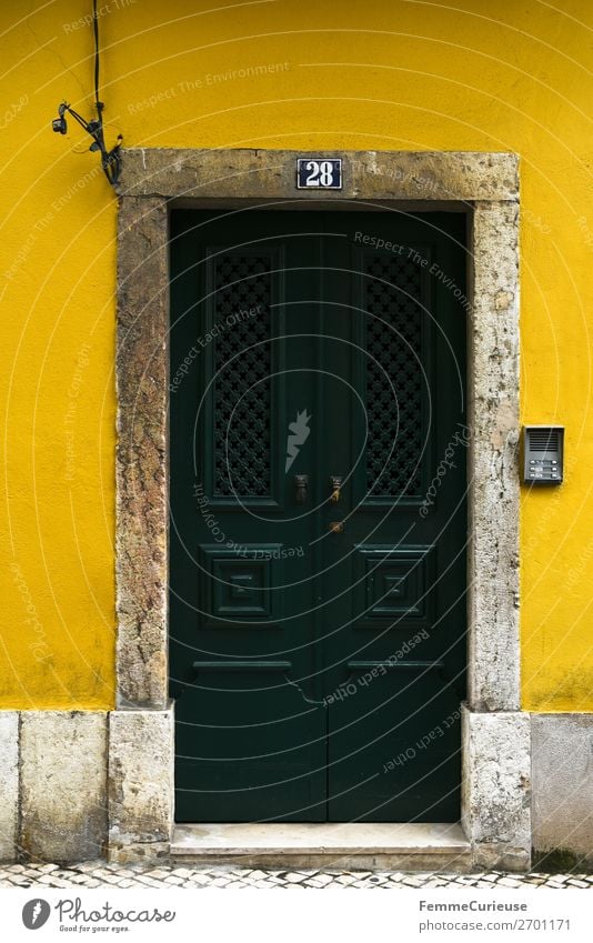 Door in Portugal Haus Ferien & Urlaub & Reisen Häusliches Leben Reisefotografie Tür Lissabon gelb dunkelgrün Fassade Farbfoto Außenaufnahme Zentralperspektive