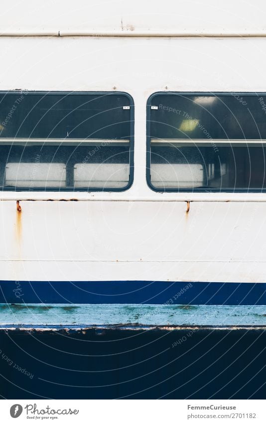 Ferry windows Verkehr Verkehrsmittel Personenverkehr Schifffahrt Passagierschiff Dampfschiff Fähre Bewegung Fenster Rost Portugal Blauton weiß Farbfoto