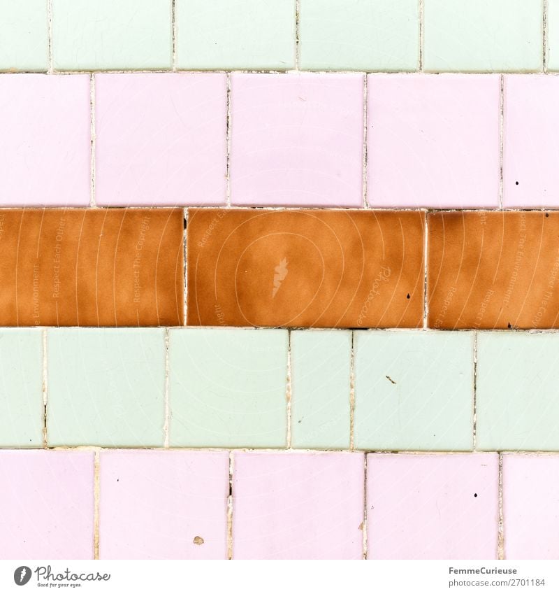Colored wall tiles in Portugal Haus rosa mint braun mehrfarbig Fliesen u. Kacheln Lissabon Geometrie Rechteck Farbfoto Außenaufnahme Tag Zentralperspektive