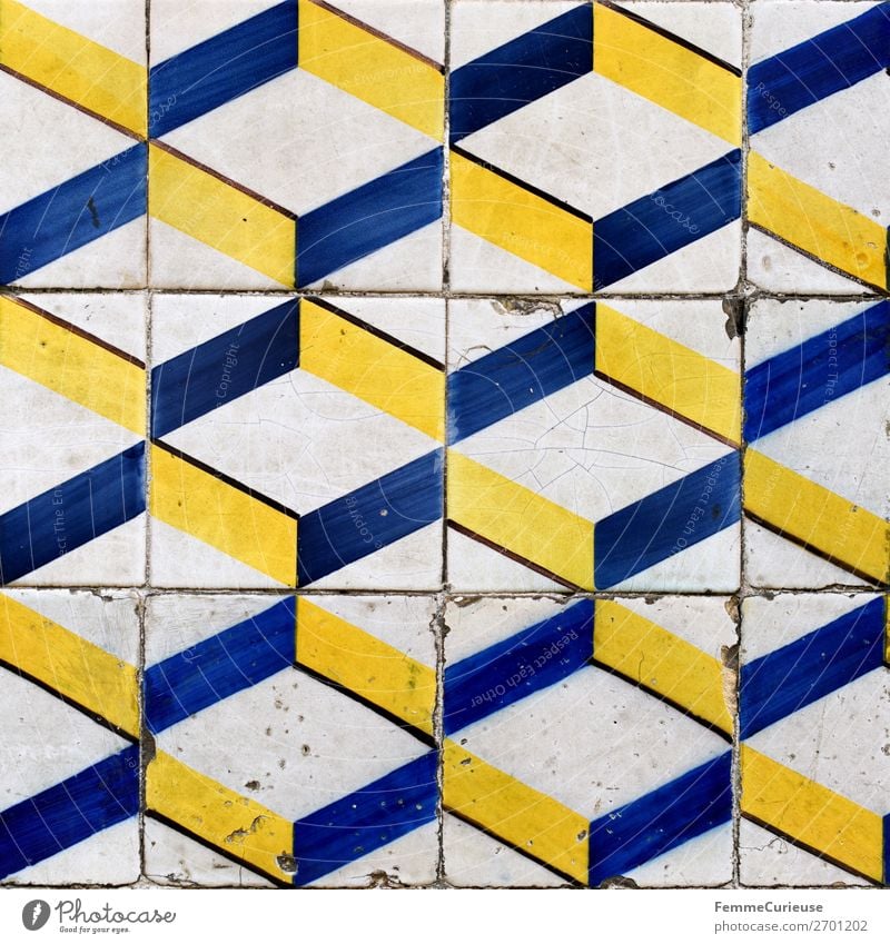 Colored wall tiles in Portugal Haus blau gelb weiß Lissabon Fliesen u. Kacheln Muster Geometrie Quadrat Kunst Farbfoto Außenaufnahme Tag Zentralperspektive