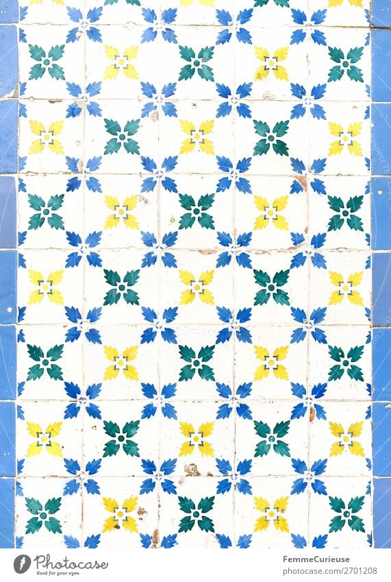 Coloured tiles in Portugal Stadt Design Tradition Muster Blüte Blume Pflanze Blumenmuster Fliesen u. Kacheln Quadrat weiß blau gelb grün Fassade Farbfoto