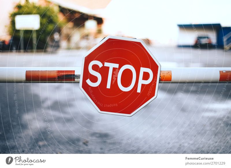 Stop sign at barrier Zeichen Schilder & Markierungen Hinweisschild Warnschild Verkehrszeichen Kommunizieren stoppen Stoppzeichen Schranke rot-weiß Portugal