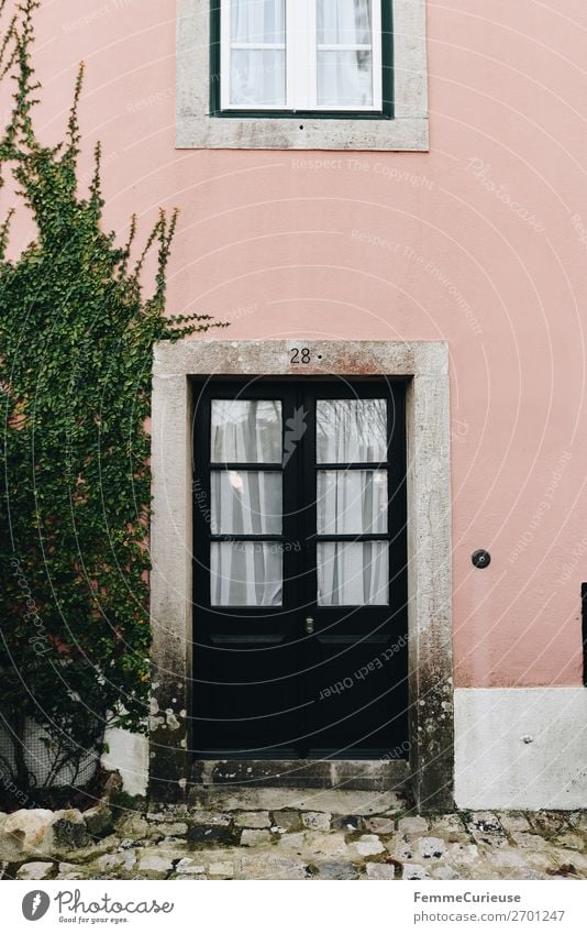 Door in Portugal Haus Ferien & Urlaub & Reisen Häusliches Leben Reisefotografie Tür Pflanze Fassade mehrfarbig rosa Wohnhaus Farbfoto Außenaufnahme