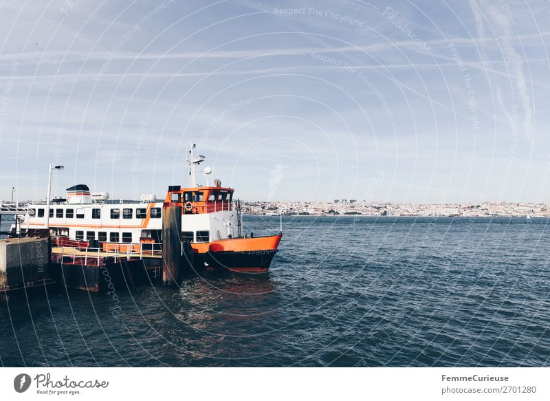Ferry in Lisbon Hafenstadt Verkehr Verkehrsmittel Verkehrswege Personenverkehr Schifffahrt Bootsfahrt Passagierschiff Fähre Ferien & Urlaub & Reisen Ausflug