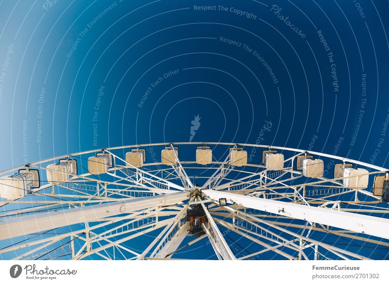 Ferris wheel in front of blue sky Hafenstadt Bewegung drehen Drehbewegung Riesenrad Kreis Attraktion Jahrmarkt weiß blau Portugal Cascais Urlaubsort entdecken