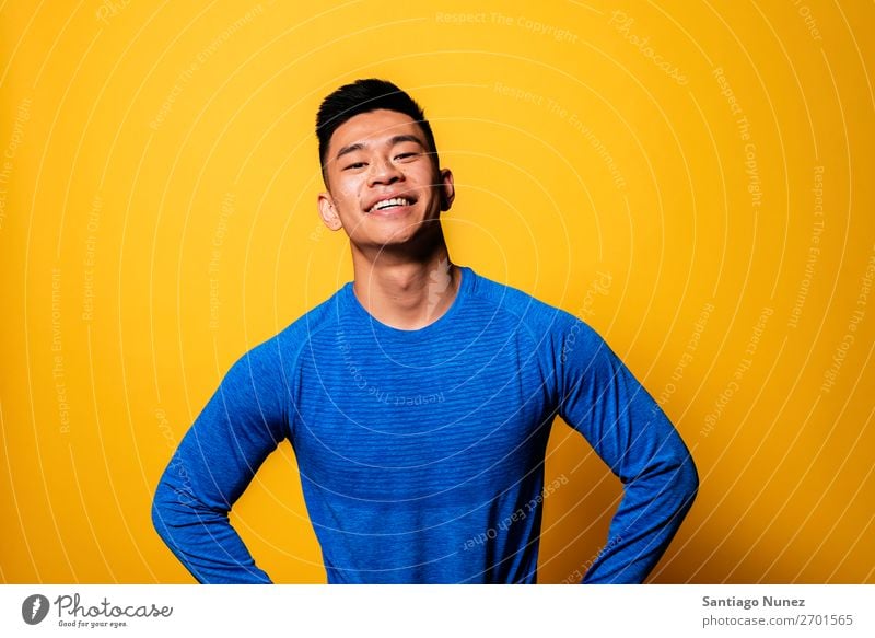 Porträt eines jungen asiatischen Jungen mit Sportbekleidung. Mann Jugendliche Chinese Japaner Athlet gutaussehend sportlich stark Lächeln Glück Einstellung