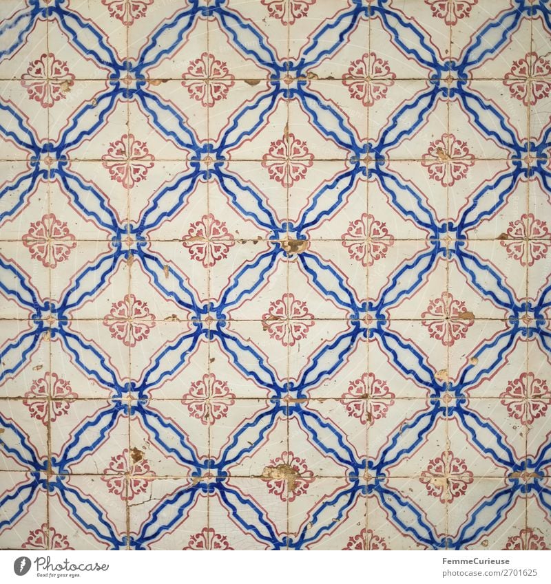 Colored wall tiles in Portugal Einfamilienhaus blau mehrfarbig rot weiß Fliesen u. Kacheln Kunst Farbfoto Außenaufnahme Zentralperspektive
