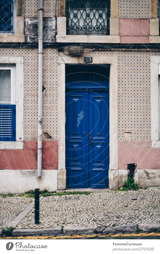 Door in Portugal Haus Ferien & Urlaub & Reisen Häusliches Leben Tür mehrfarbig Fassade Fliesen u. Kacheln blau Reisefotografie Farbfoto Außenaufnahme Tag