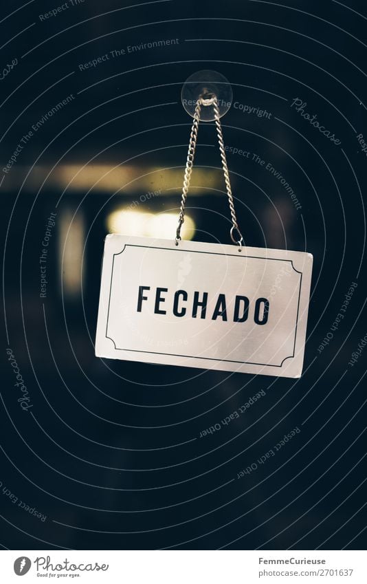 'FECHADO' sign in Portugal Zeichen Schilder & Markierungen Hinweisschild Warnschild Kommunizieren Geschäftszeiten geschlossen fechado Portugiesisch Lissabon