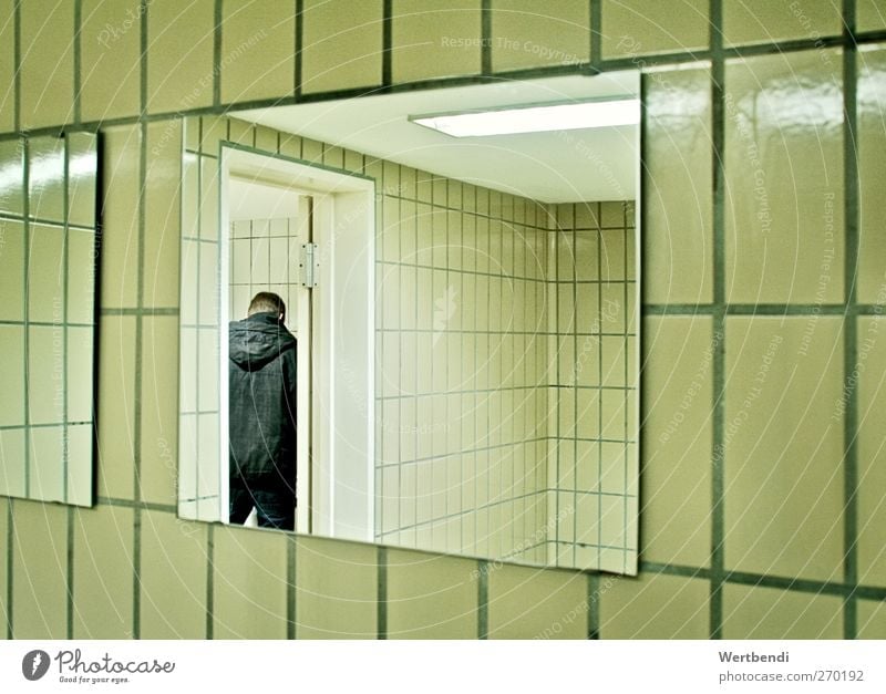Spülgang Pinkler Innenarchitektur Spiegel Bad Toilette Fliesen u. Kacheln Mensch maskulin Jugendliche Erwachsene Leben 1 18-30 Jahre Mauer Wand gebrauchen
