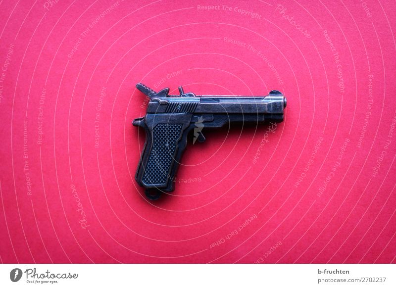 Pistole auf pinkem Hintergrund Spielzeug Aggression verrückt trashig rosa gefährlich Kriminalität Waffe liegen Sicherheit Schuss schießen Signal Signalpistole