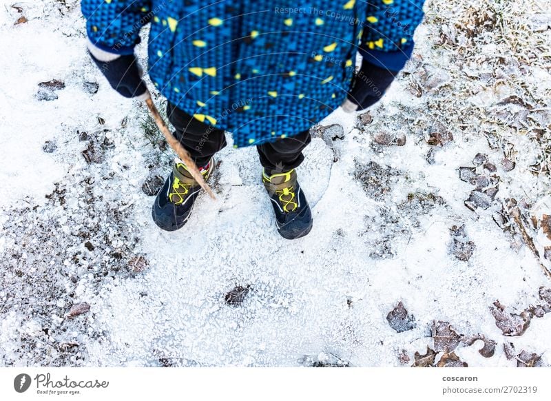 Child´s Beine über gefrorenen Boden im Winter Lifestyle Erholung Freizeit & Hobby Abenteuer Schnee Winterurlaub Berge u. Gebirge wandern Kind Mensch Baby