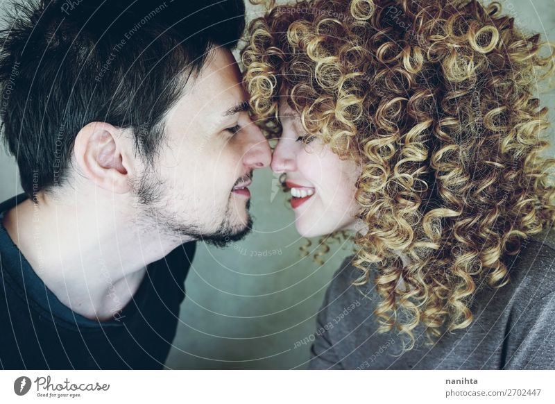 Porträt eines natürlichen kaukasischen Paares, das glücklich verliebt ist. Lifestyle Stil schön Gesicht Mensch maskulin feminin Frau Erwachsene Mann