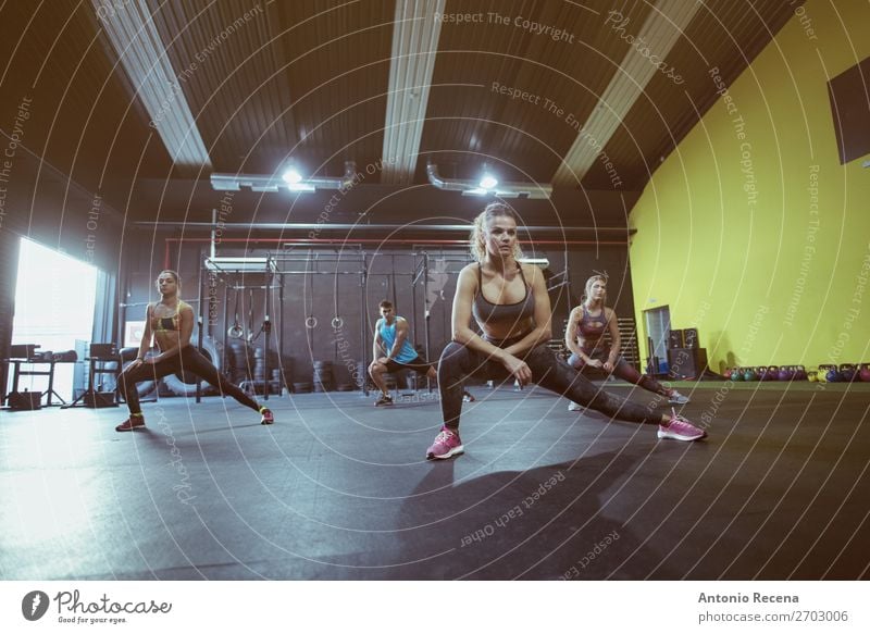 Aktive Gruppe von Menschen, die in der Tanzkategorie Sport trainieren. Lifestyle Erholung Club Disco Tanzen Lehrer Bildschirm Frau Erwachsene Mann