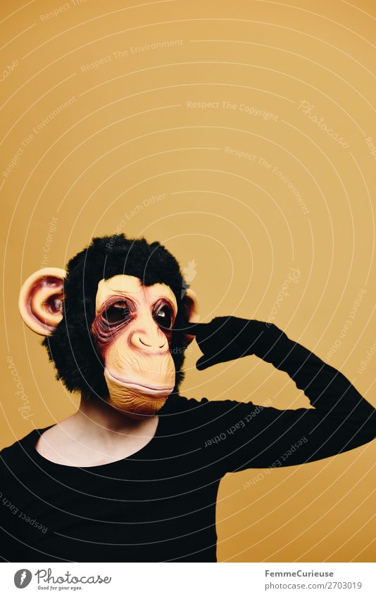 Person with monkey mask drilling in ear 1 Mensch Tier Freude gelb Affen Schimpansen Fell Latex Ohr Menschlichkeit Verhalten Verhaltensregel Evolution Karneval