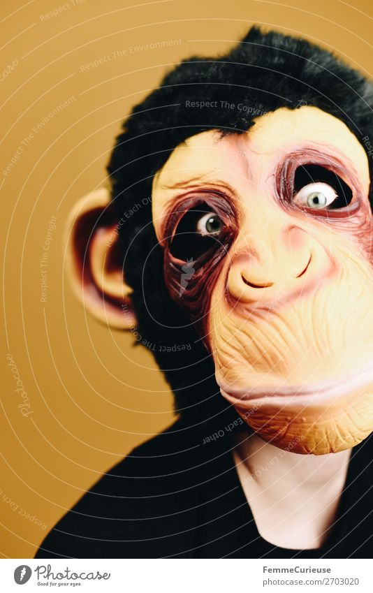 Person with monkey mask looking crazy in camera 1 Mensch Tier Freude Blick Starrer Blick Affen Schimpansen verkleidet Maske anonym Fell Latex gelb Evolution