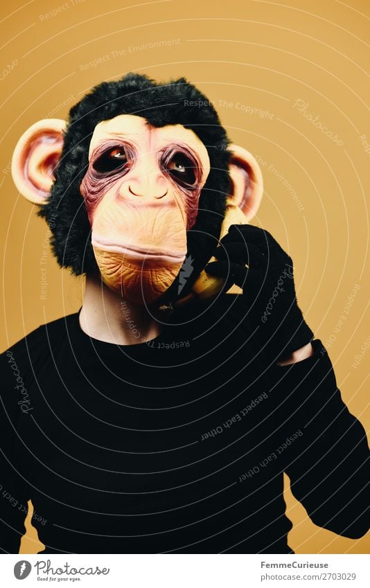 Person with monkey mask using banana as telephone 1 Mensch Freude Kommunizieren Telefon Handy Banane Telekommunikation Affen Schimpansen Maske verkleidet