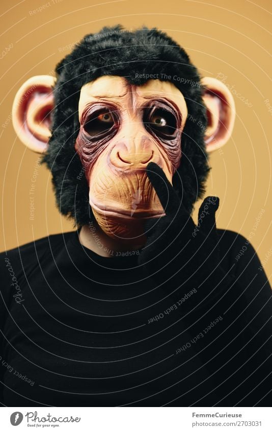 Person with monkey mask drilling into nose Tier Freude Evolution Affen Schimpansen Latex Maske Fell Nase bohren verkleidet Karneval Karnevalskostüm