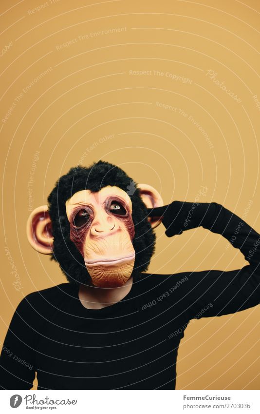 Person with monkey mask drilling dreamingly in ear Freude 1 Mensch Langeweile ohr bohren Ohr Finger verträumt Affen Schimpansen Maske Fell Karneval