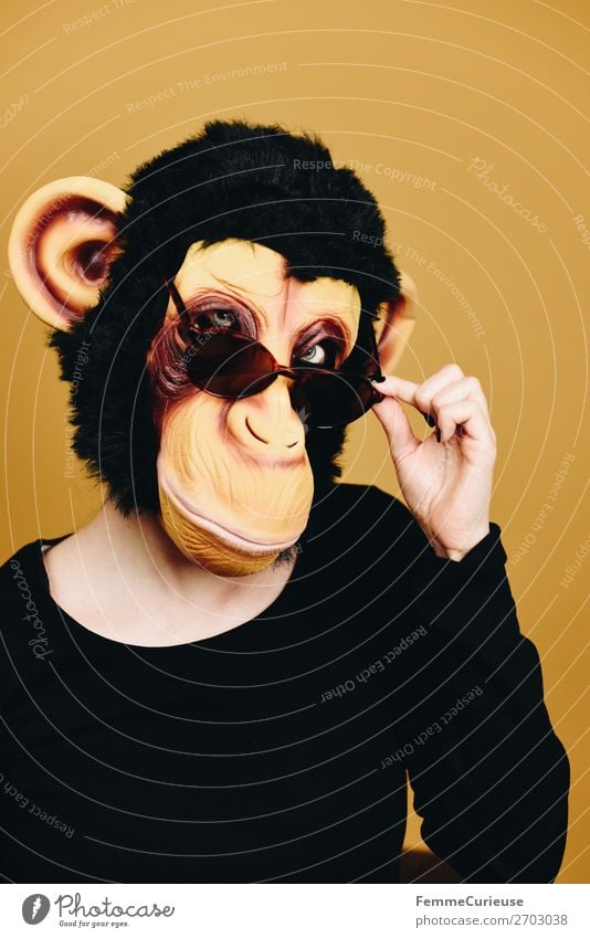 Person with monkey mask looking cool over sunglasses 1 Mensch Tier Freude Coolness lässig anonym verkleidet Sonnenbrille Maske Affen Schimpansen Latex Fell