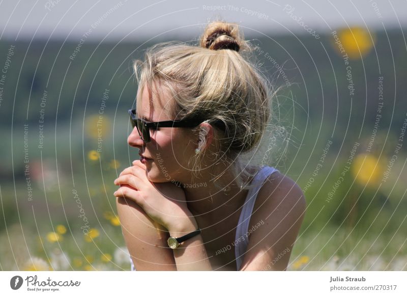 verträumt Mensch feminin Junge Frau Jugendliche Kopf Haare & Frisuren 1 18-30 Jahre Erwachsene Natur Sommer Blume Armbanduhr Brille blond langhaarig Zopf Ferne