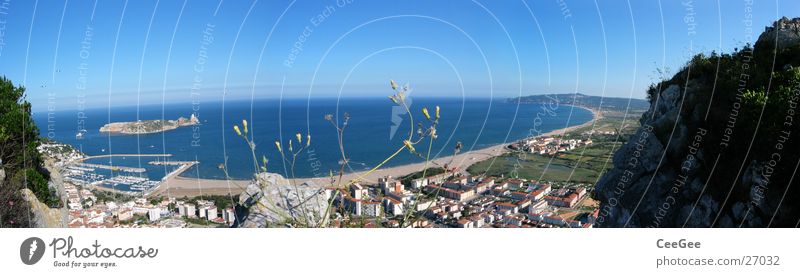 Bucht vor Estartit Spanien Meer Küste Panorama (Aussicht) Stadt Gebäude Haus Strand Gras Wasser blau Blick Dorf Insel Felsen groß Panorama (Bildformat)