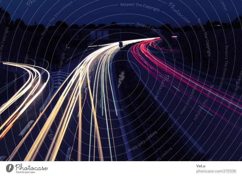 Autobahn bei Nacht Nachtleben Stadt Verkehr Verkehrsmittel Verkehrswege Berufsverkehr Straßenverkehr Autofahren Brücke PKW Geschwindigkeit gelb gold violett